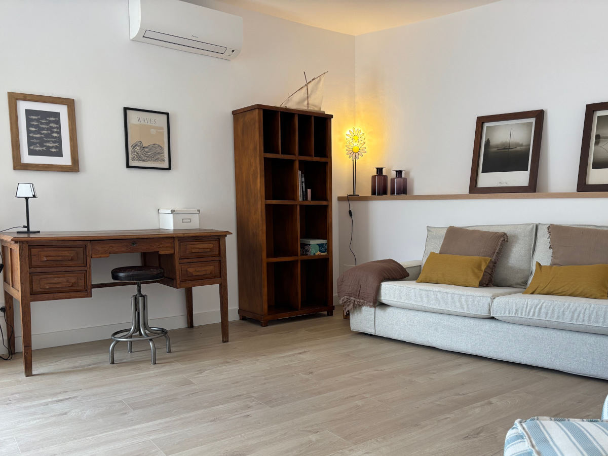 Apartment Des Puig - Spacious living room  and large windows